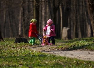 30 Lovely Pictures of Children Playing