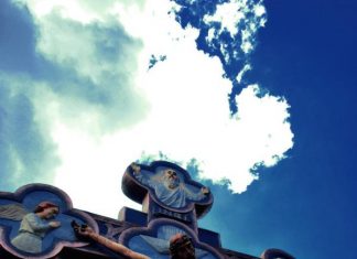 40 Awe-Inspiring Pictures of Crosses