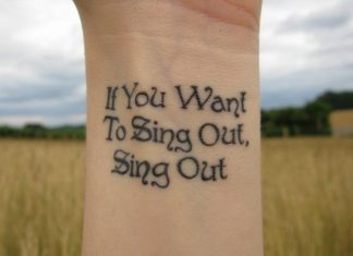 40 Glamorous Wrist Tattoos For Girls