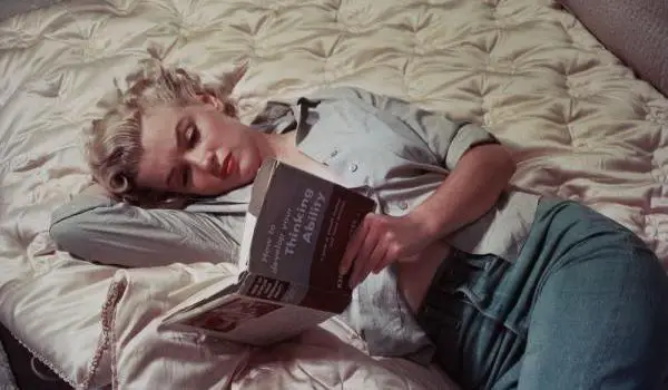 Marilyn Monroe Reading