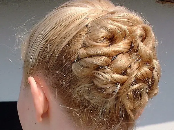 25 Glamorous Easy Updos For Short Hair Slodive