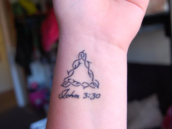 41 Triangle Tattoos For Women That Are Super Inspiring