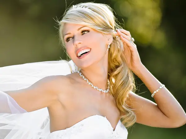 25 Tantalizing Wedding Hairstyles For Curly Hair Slodive