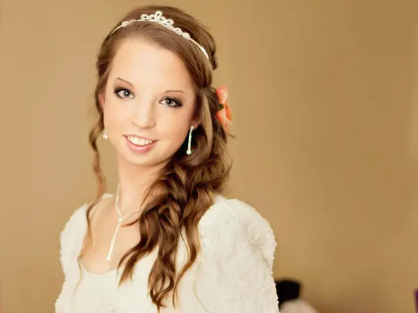25 Tantalizing Wedding Hairstyles For Curly Hair Slodive