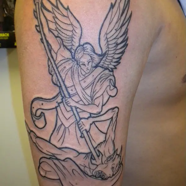 Tatuaje del Arcángel de San Miguel derrotando al