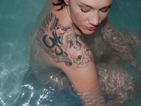 27 Elegant Shoulder Tattoos For Girls