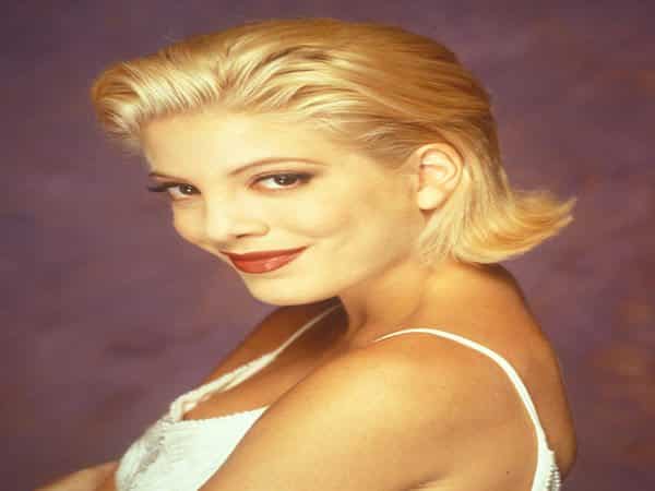 Young Tori Spelling Short Blond Cut