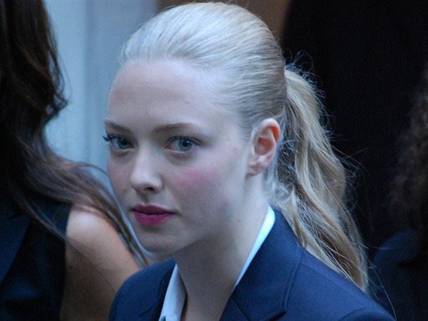 Amanda Seyfried Slicked Back Platinum Pony Tail