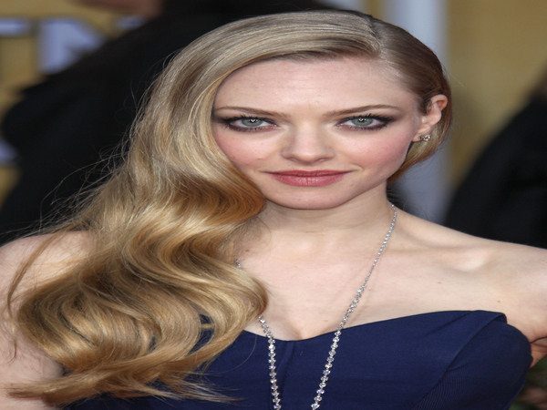 Amanda Seyfried Side Swept Curly Long Hair