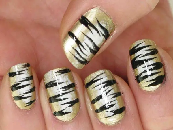 Gold Tiger Stripe Nails