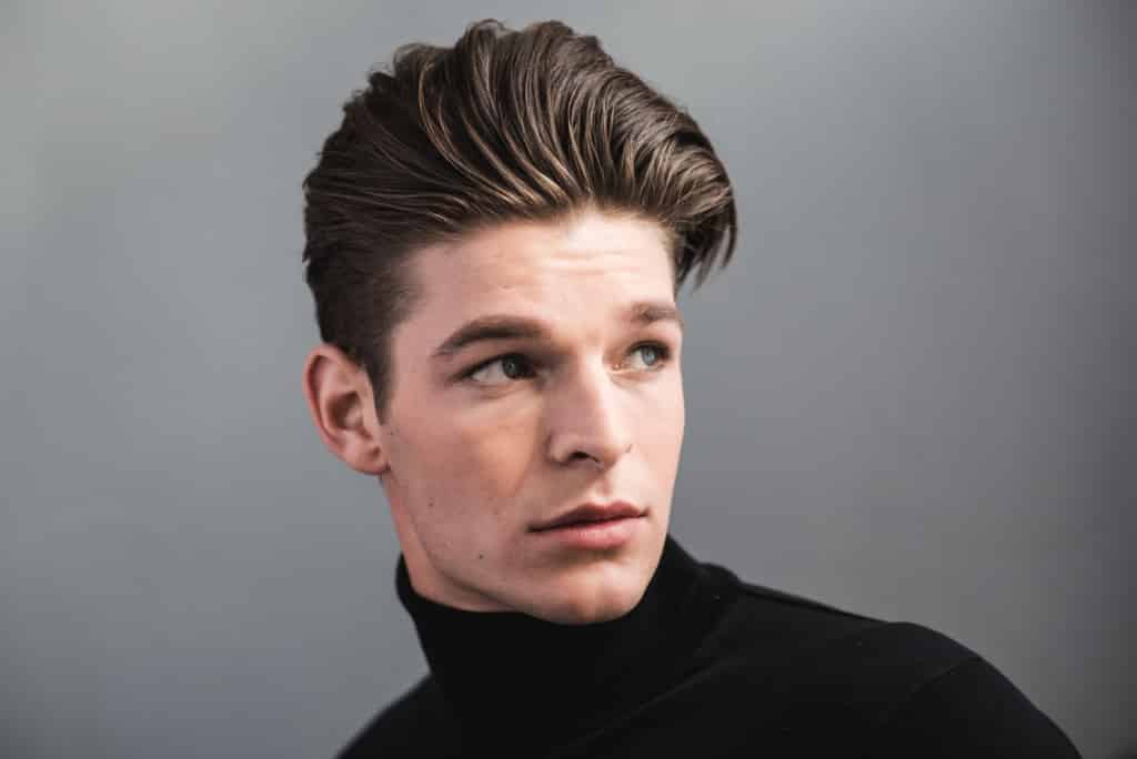 Pompadour hairstyle. Помпадур стрижка. Помпадур стрижка мужская. Помпадур Хесуса. Квифф британка.